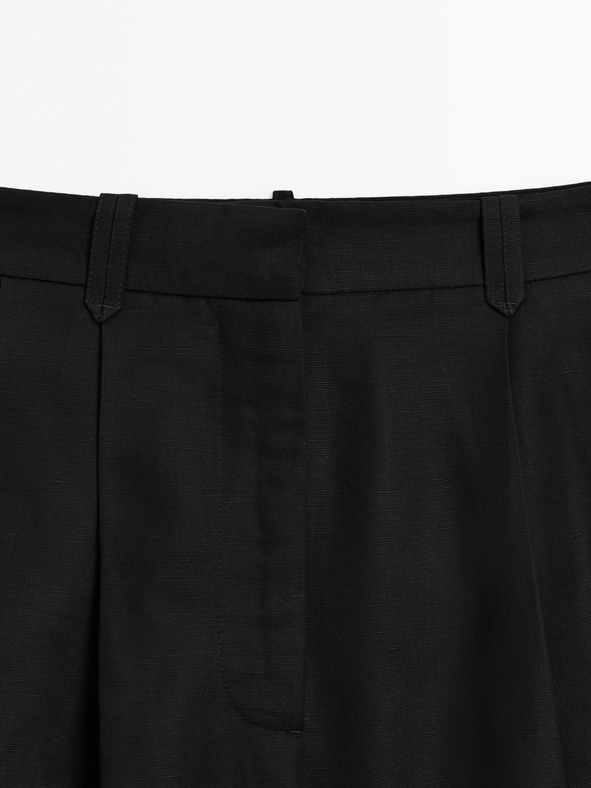 Pleated Bermuda shorts